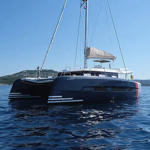 What are the differences in stability between catamarans and monohulls?